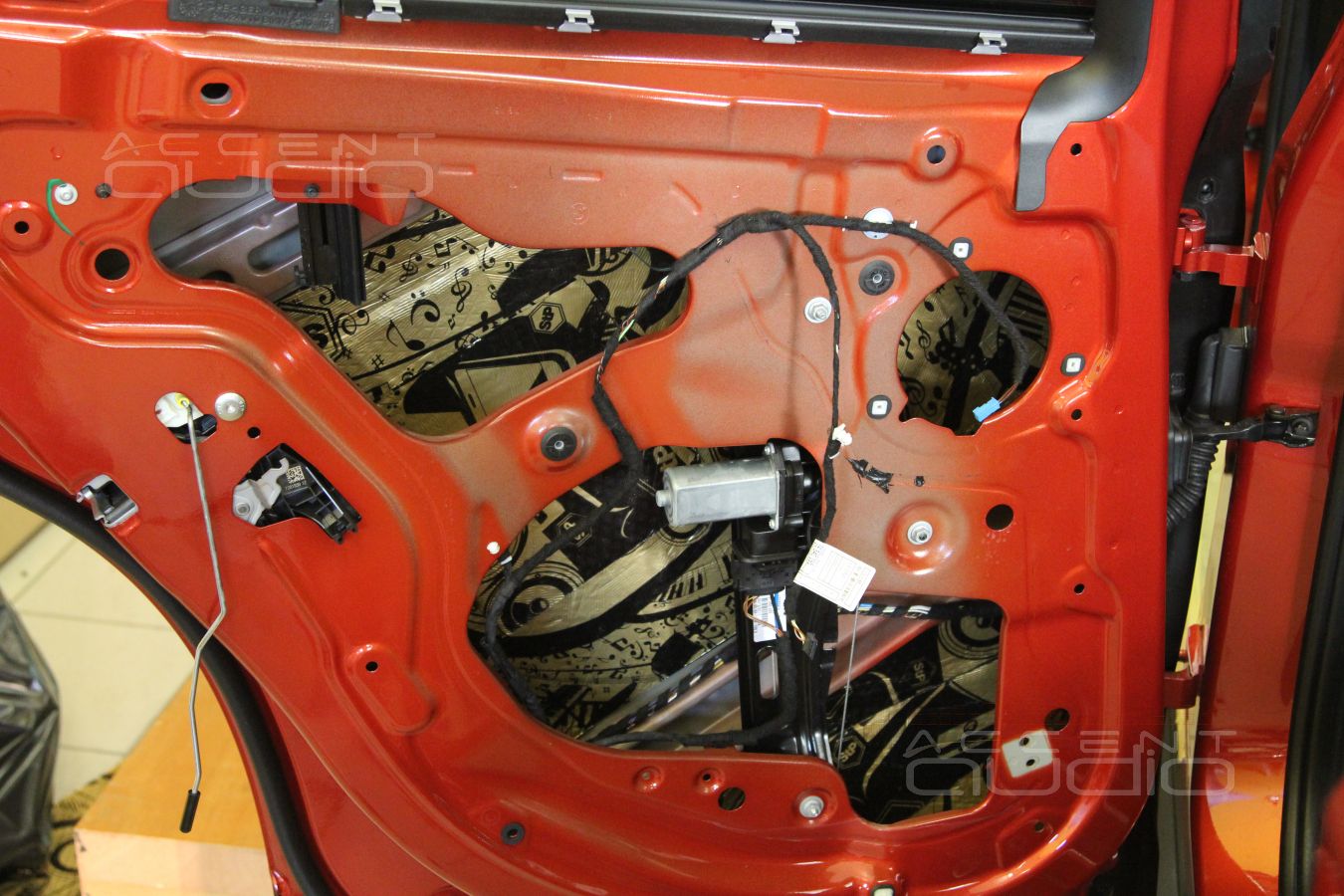 Установка комплекта тыловых динамиков BLAM BM-100C