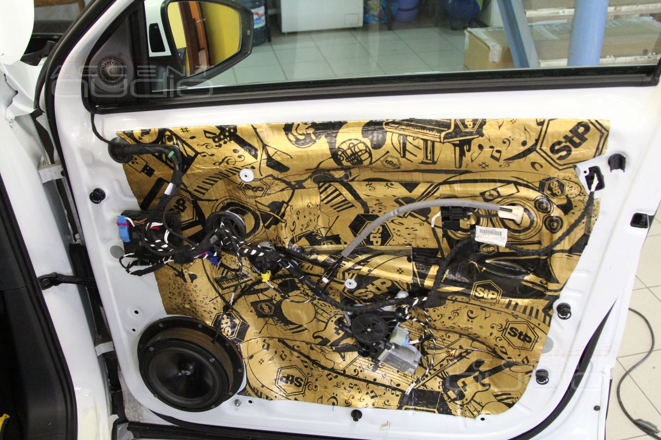 Установка акустики и шумоизолция дверей Tiguan