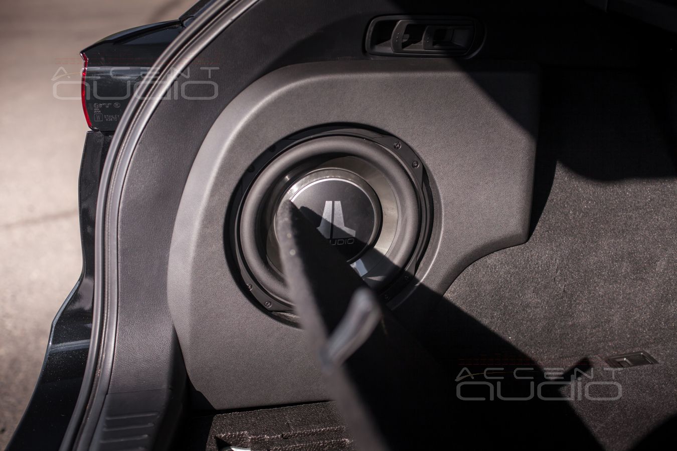 Сабвуфер-стелс с головкой JLAudio 10TW3-D4 для Mazda CX5