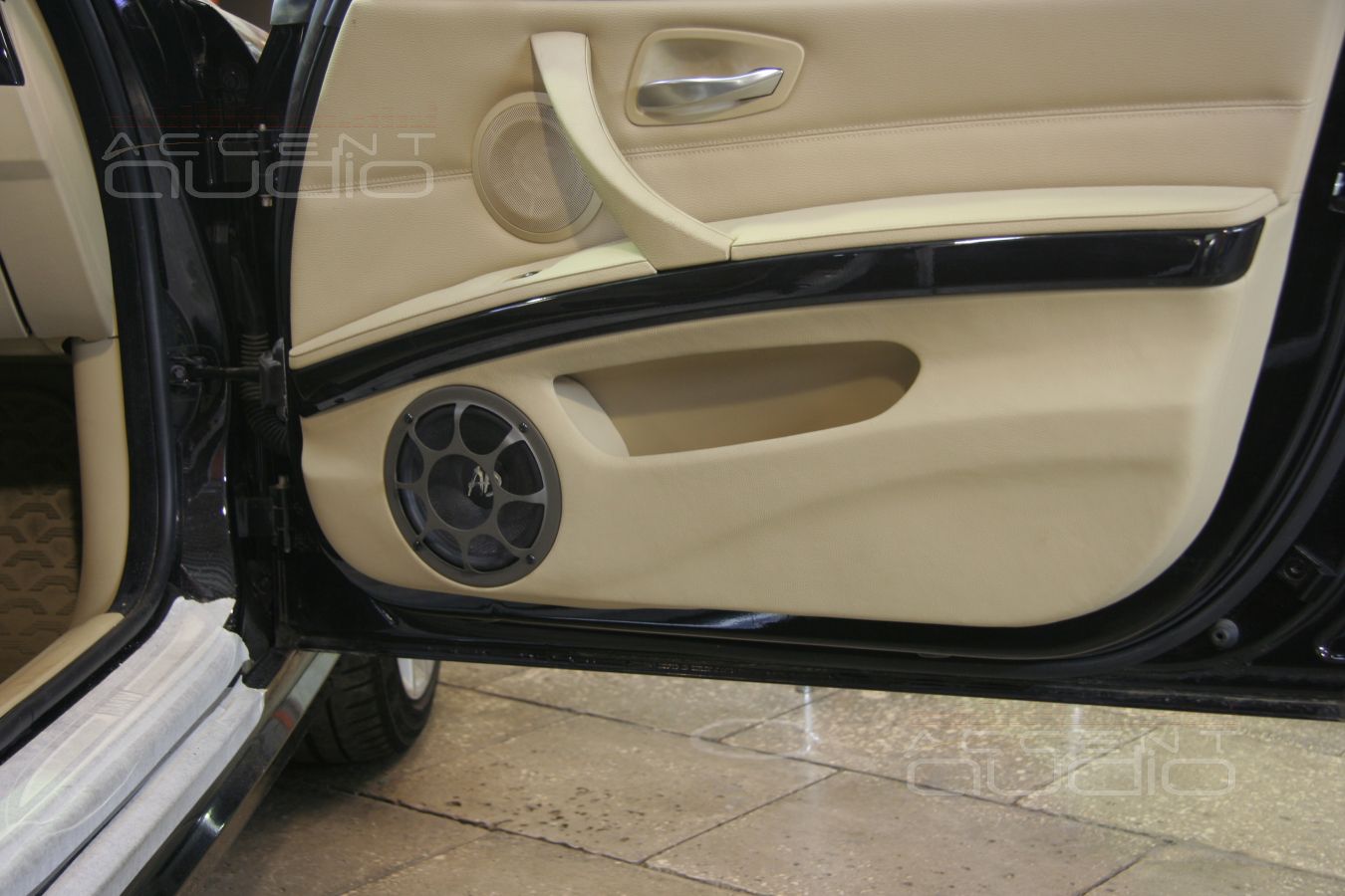 Новый дизайн обшивок и новый мидбас на новом месте