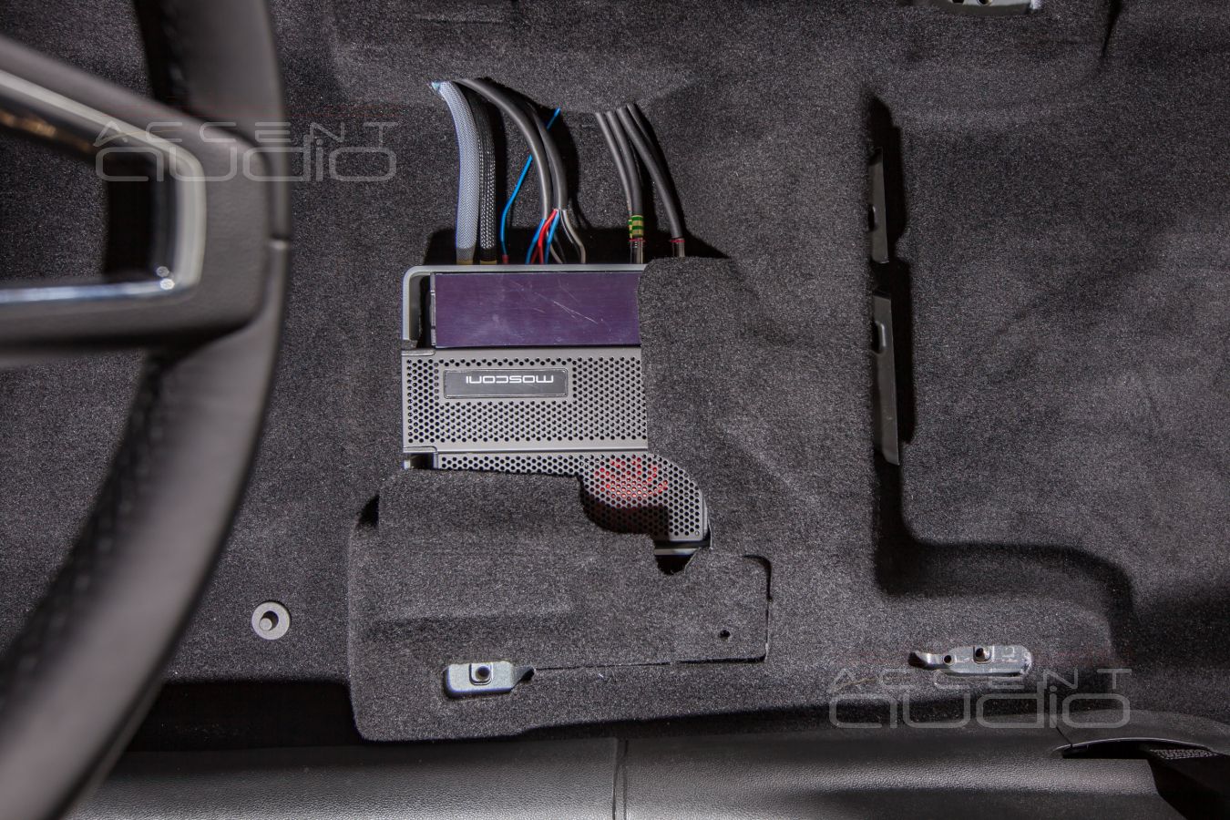 Установка усилителя и аудиопроцессора в Skoda Octavia – почти штатно.