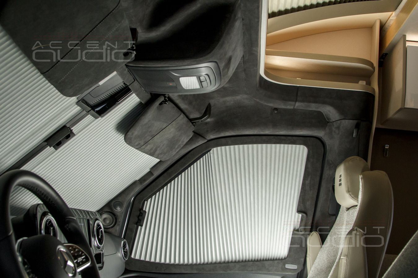 Новый, цельный и строгий дизайн кабины и подиумы под СЧ-ВЧ звено Brax