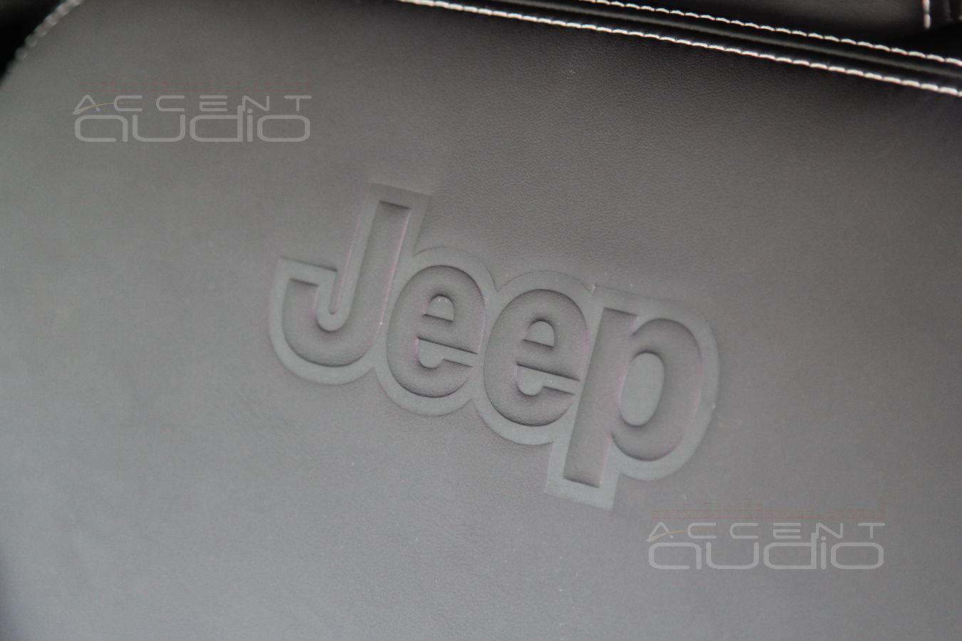 Пошив салона: качество кожи Nappa в сочетании с сидениями Jeep