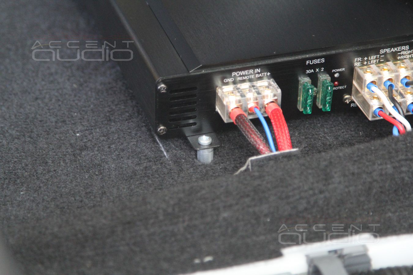 Усилители E.O.S AE-475 LE и E.O.S AE-4100 под сидениями Toyota Prado 150