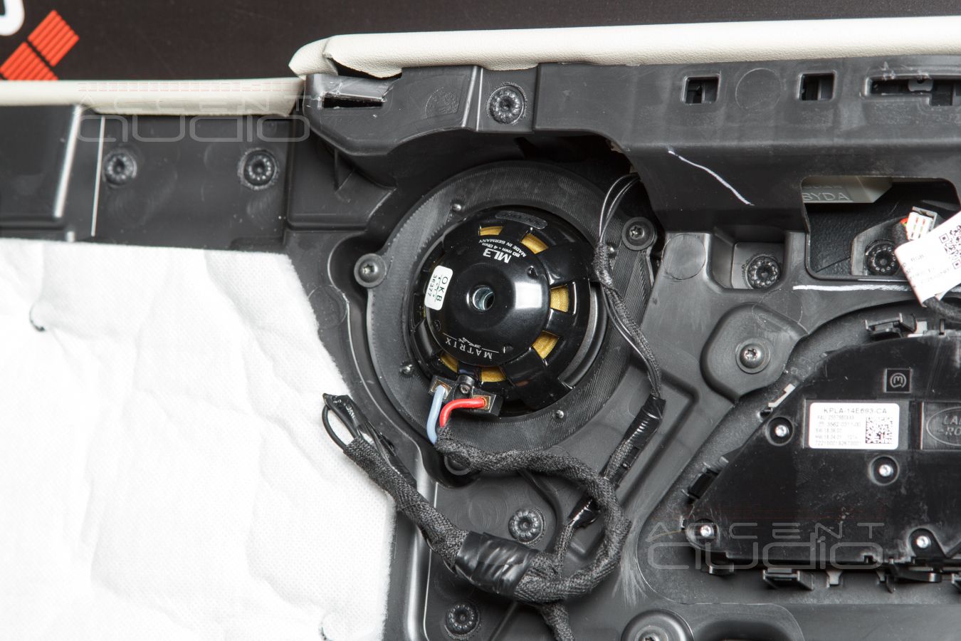 Среднечастотные излучатели Brax ML3 штатно в передних и в задних дверях Range Rover