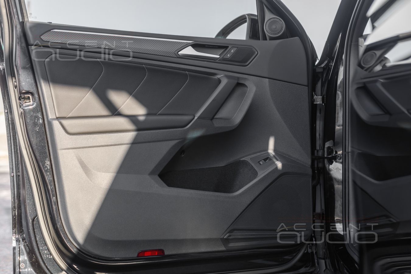 Аудиоподготовка передних дверей и установка мидбасовых динамиков SOAudio в Tiguan2