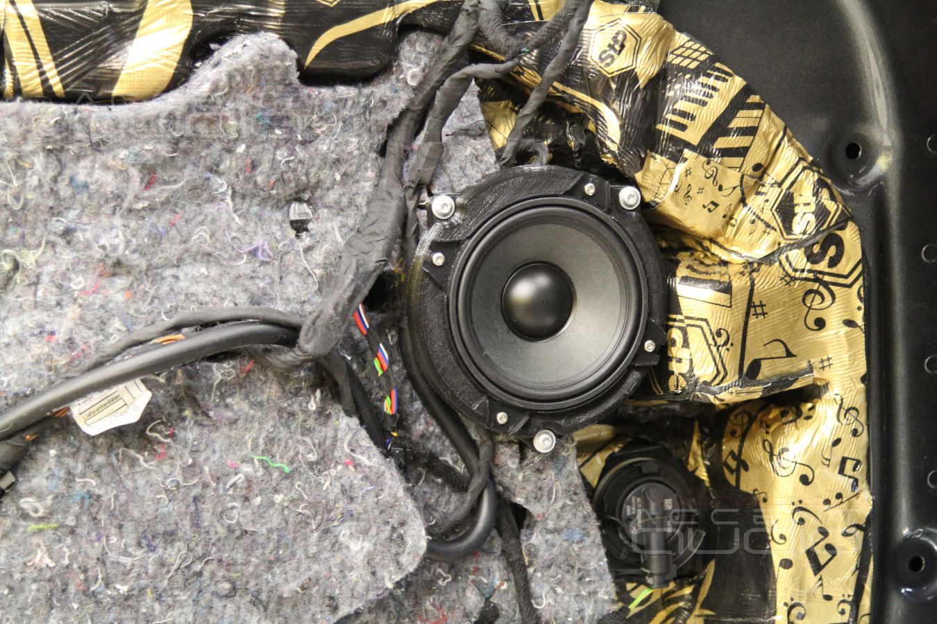 Установка твитеров и среднечастотных излучателей Dego в передние двери BMW 730LD