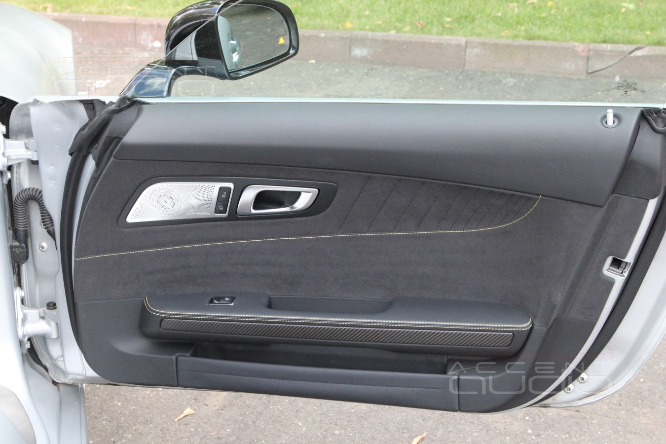 Установка новых среднечастотных динамиков Brax в штатные места Mercedes-Benz GT