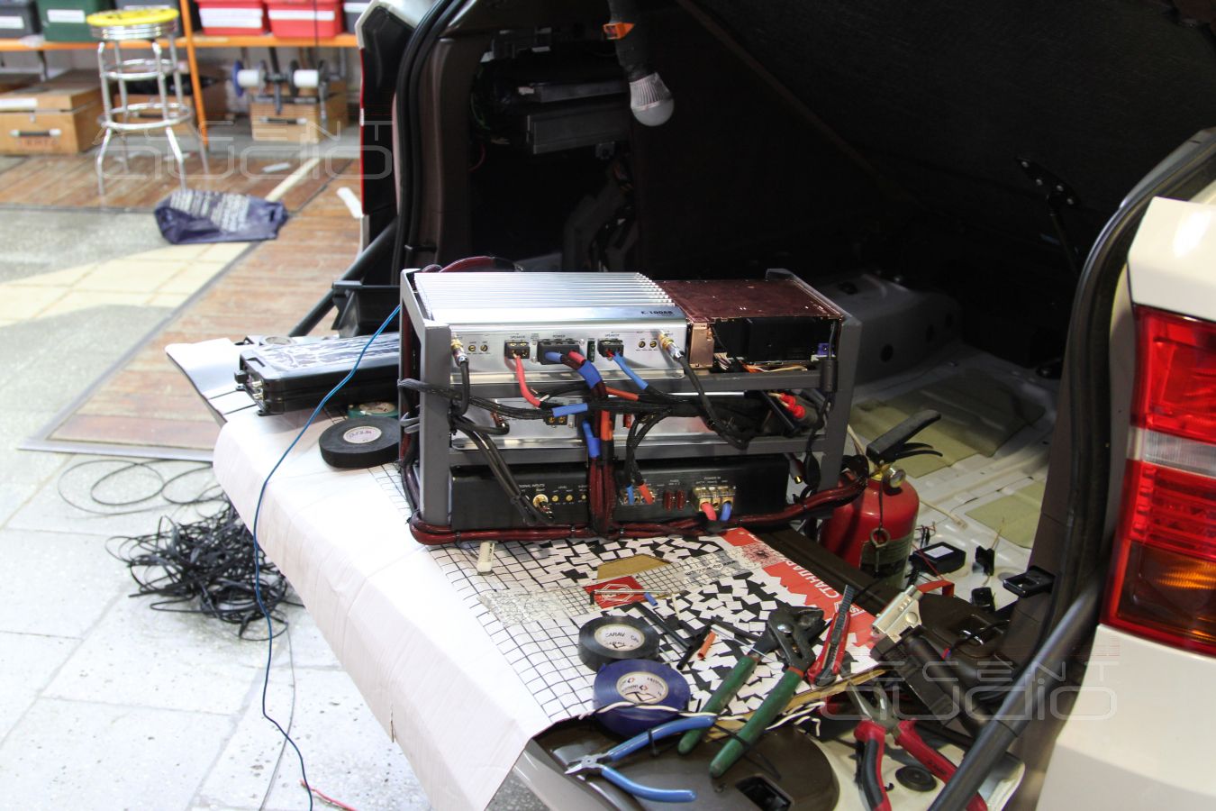 Установка усилителей в BMW X5