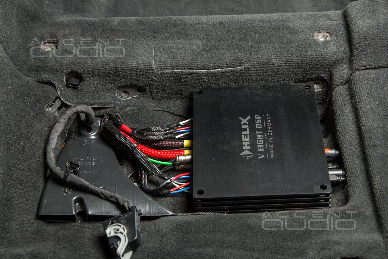 Полностью скрытый монтаж усилителей Helix в Volvo V90 Cross Country