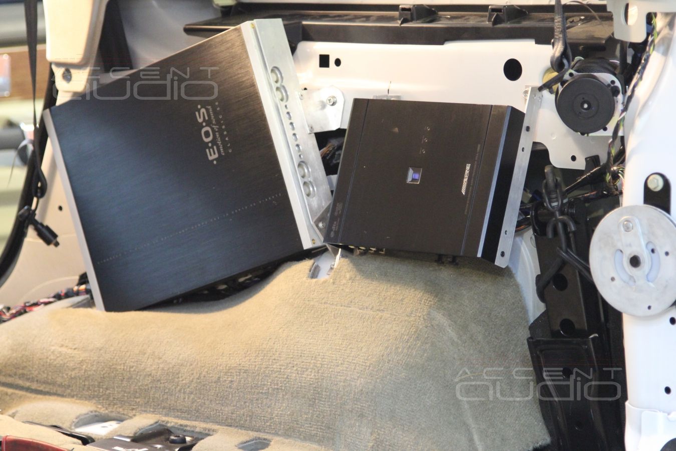 Установка усилителей E.O.S в Range Rover Discovery