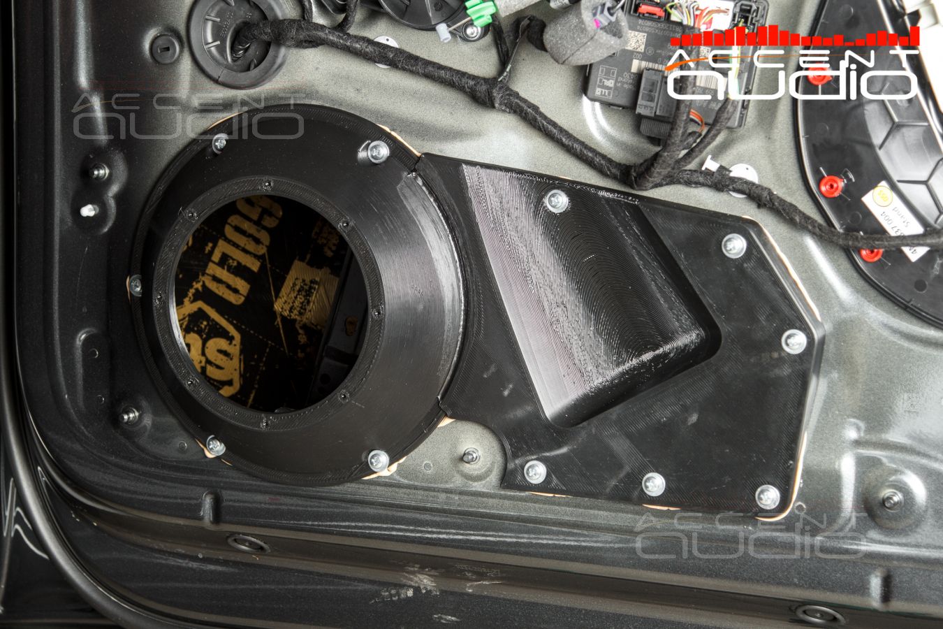 Комплект из двух подиумов для установки 165 мм мидбасовых излучателей в Audi Q8 2018-2024.