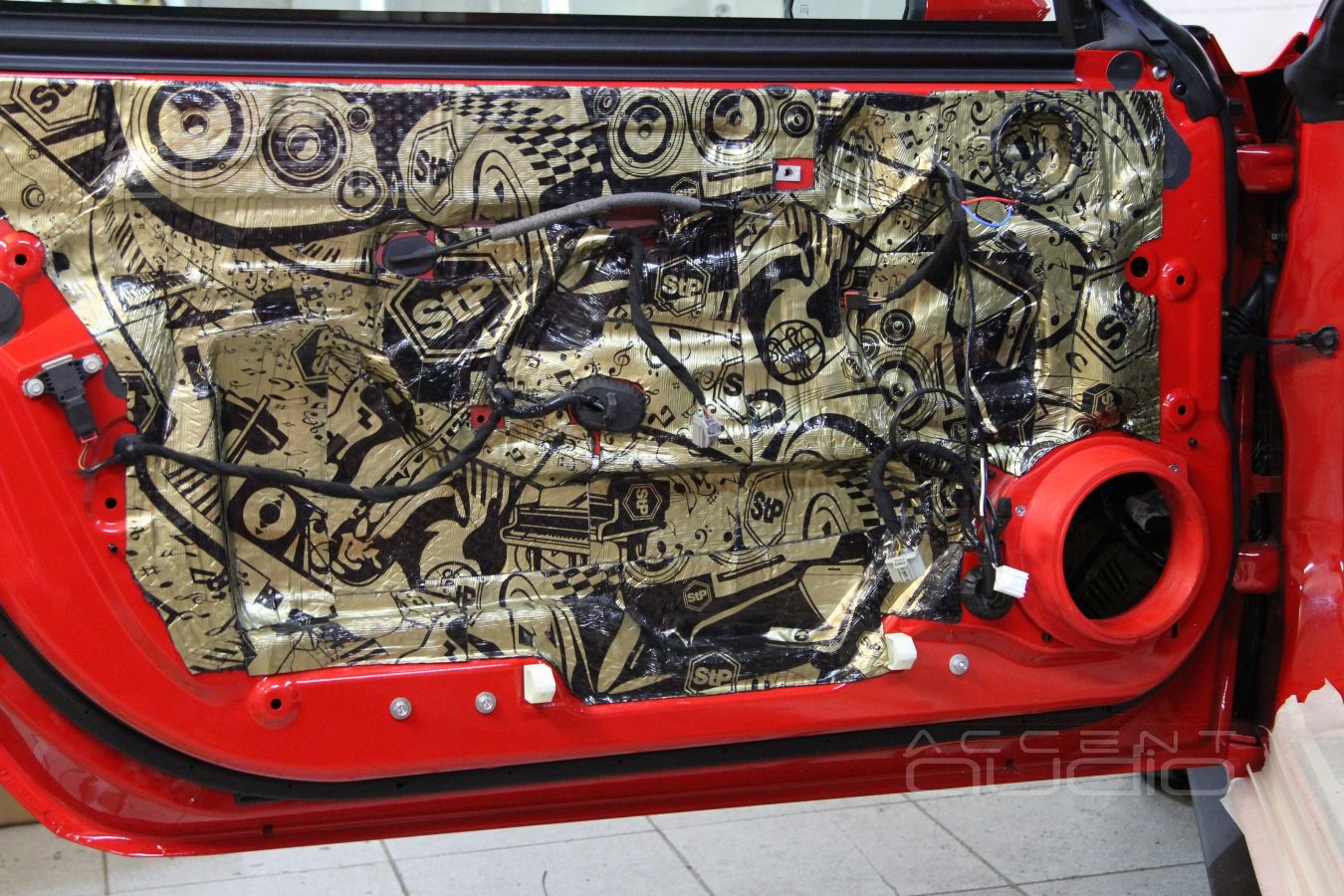 Процесс установки новой акустической системы Ford Mustang