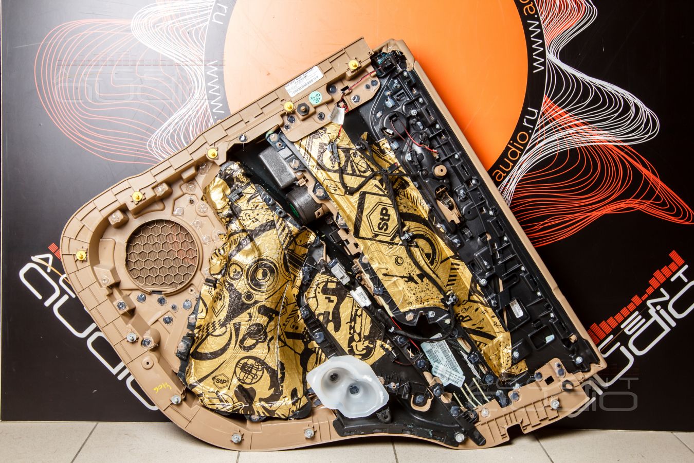 Обычная установка тыловой акустики Helix в Cadillac Escalade