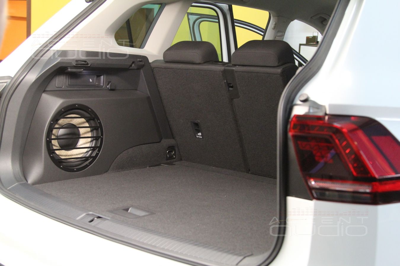 Сабвуфер стелс в новый Volkswagen Tiguan 2017