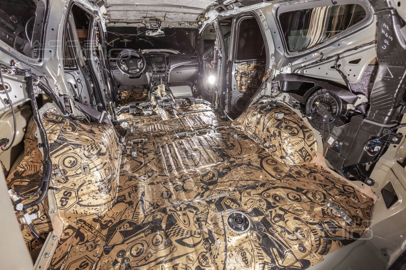 Шумоизоляция – обязательная процедура для Mitsubishi Pajero Sport