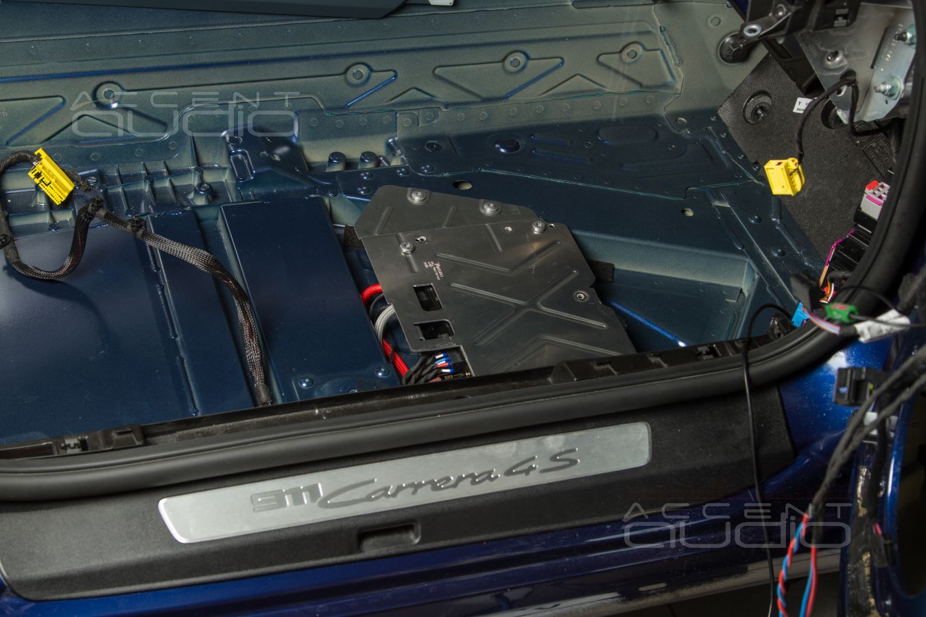 Штатный, заводской монтаж новых усилителей Helix в Porsche Carrera 911 S