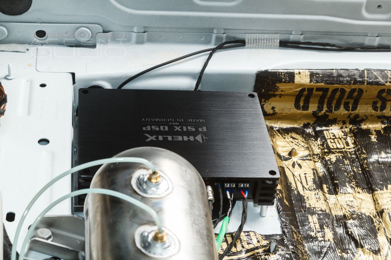 Скрытый, штатный монтаж усилителей Helix в Mercedes GLE