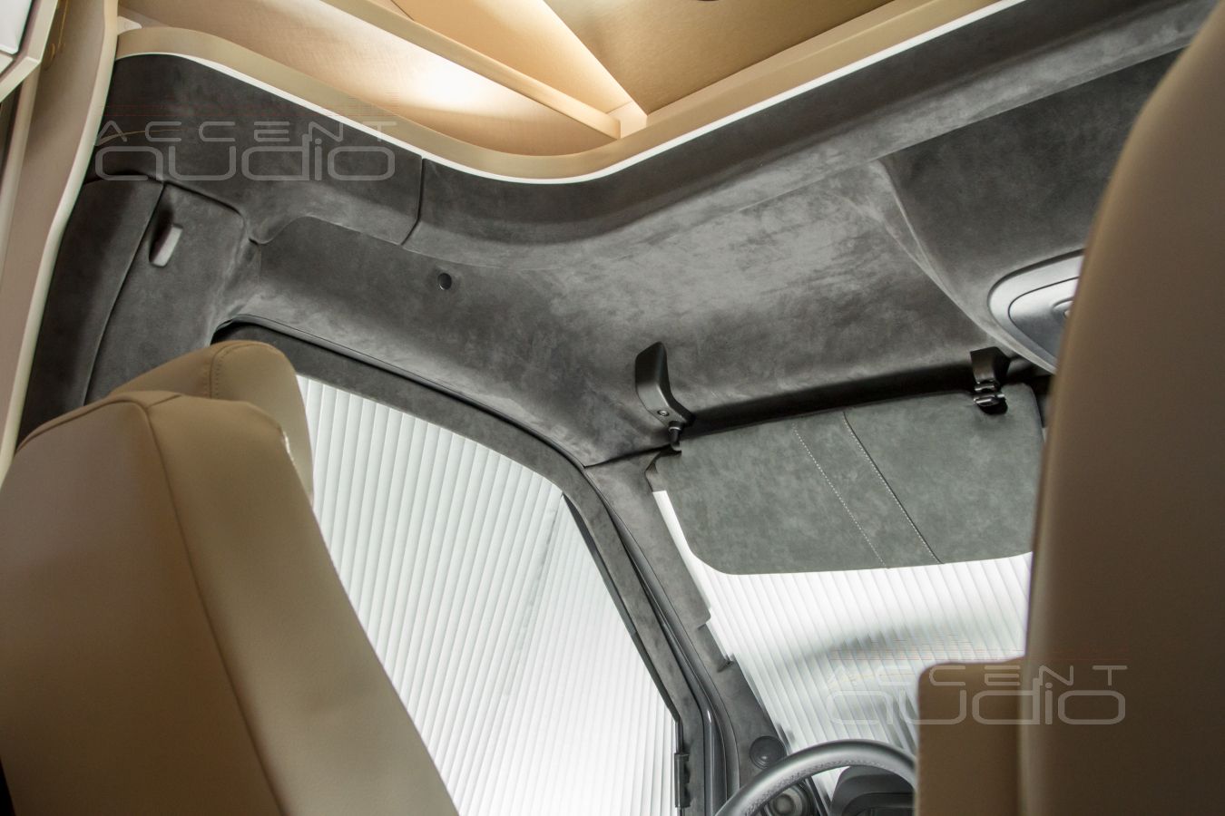 Новый, цельный и строгий дизайн кабины и подиумы под СЧ-ВЧ звено Brax