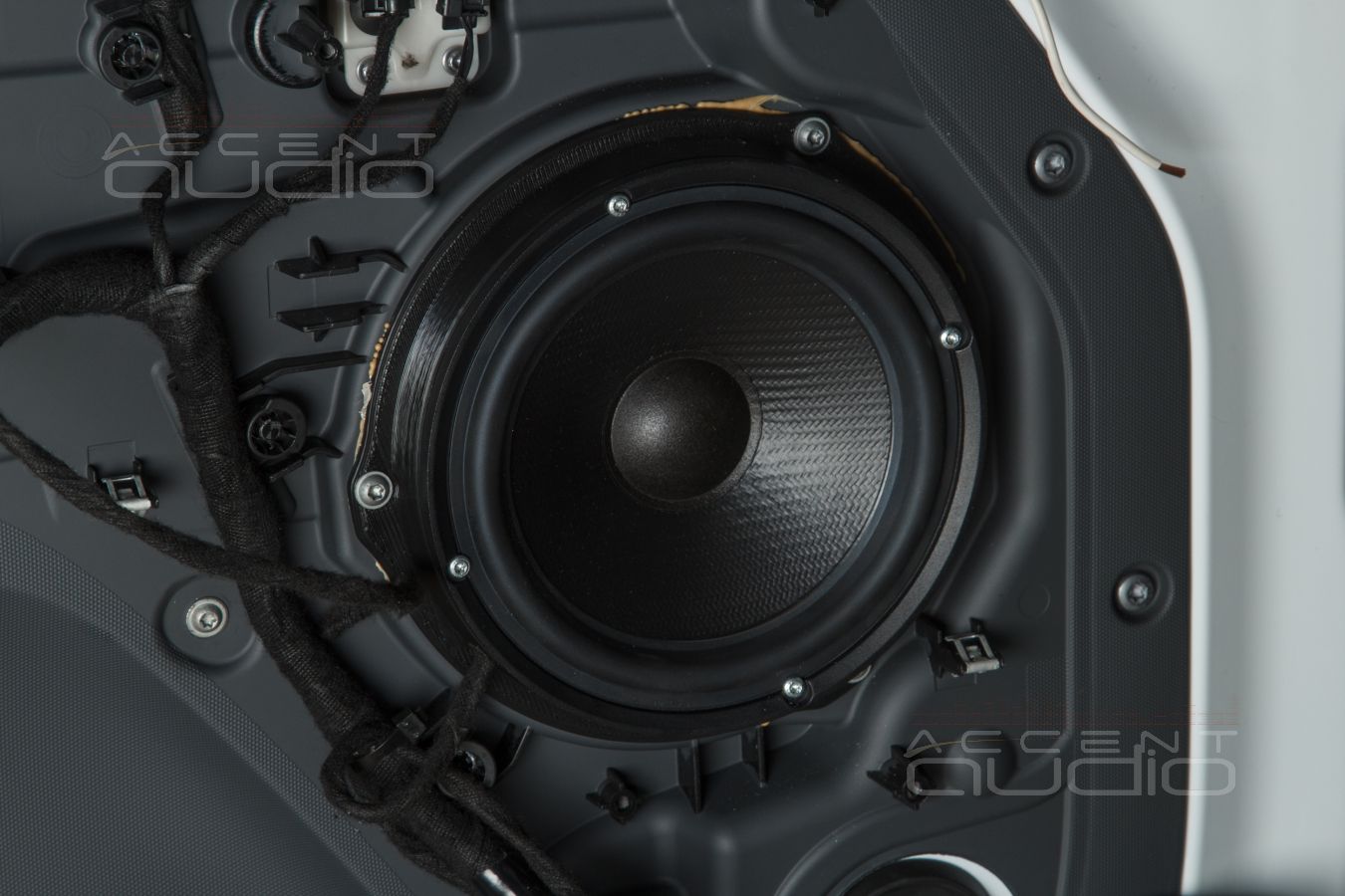 Аудиоподготовка оригинальных дверей Land Rover Defender и установка новых мидбасов SOAudio