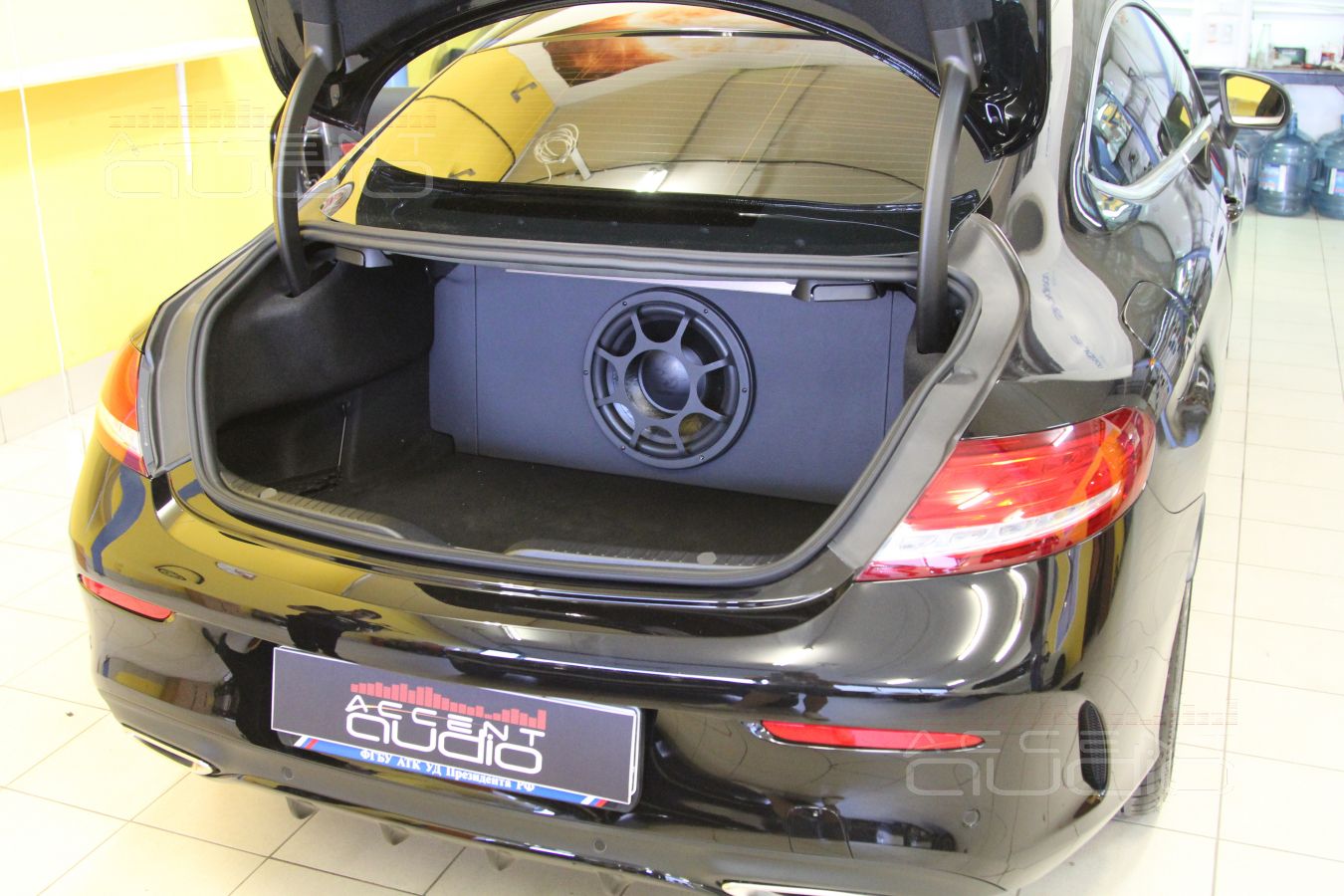 Сабвуфер в Mercedes-Benz C200