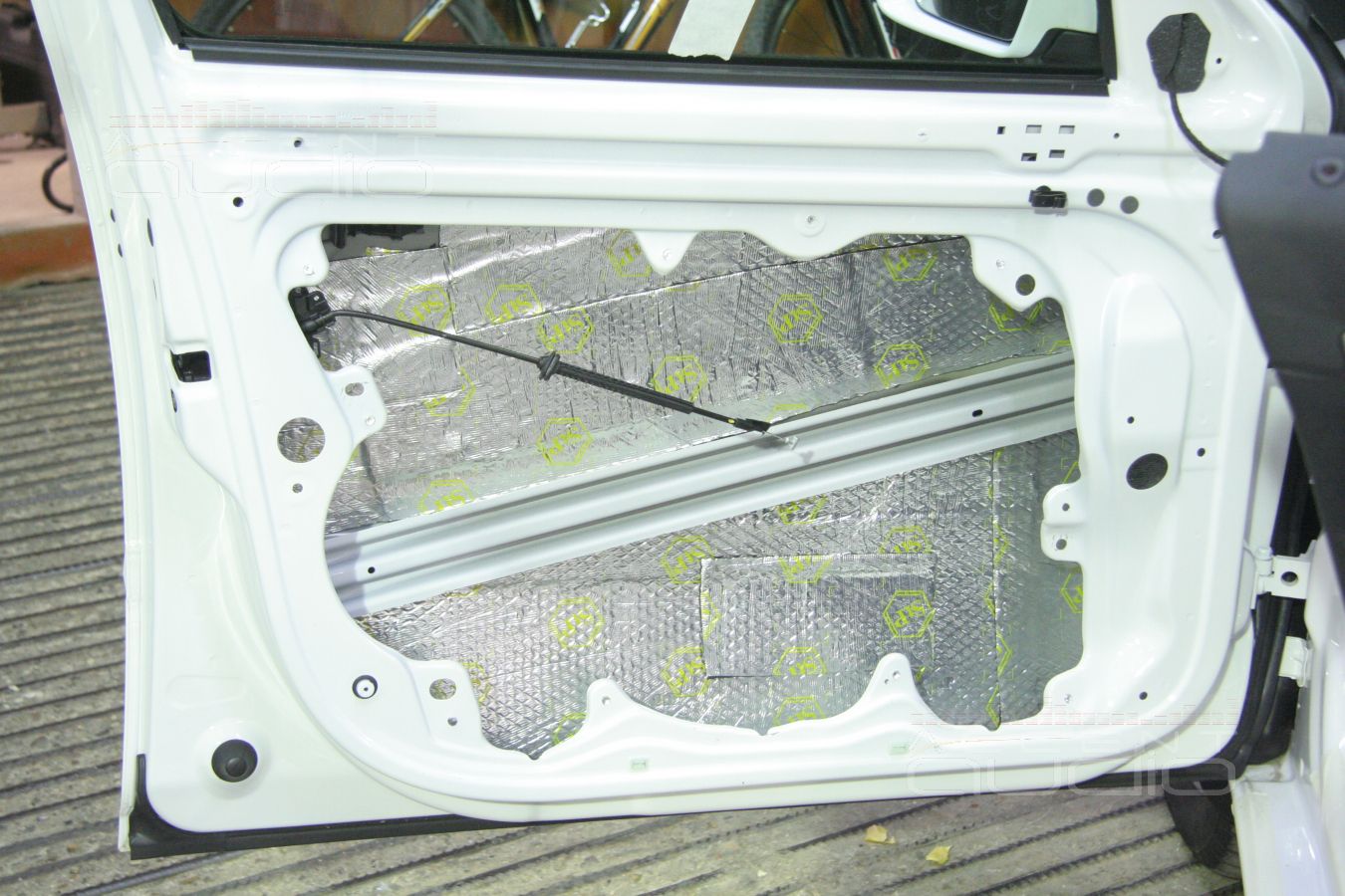 Правильная установка мидбасов в Skoda Octavia