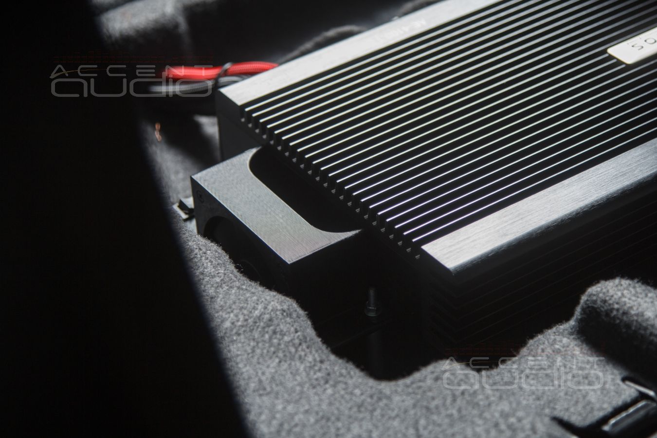 Установка усилителей и аудиопроцессора в BMW GT3 – полная интеграция