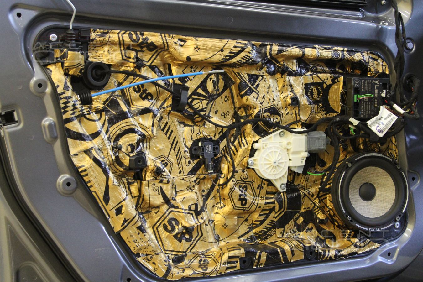 Установка динамиков в двери GLA