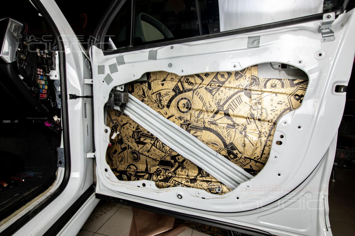 Аудиоподготовка дверей и установка мидбасов ScanSpeak 18W в Porsche Cayenne