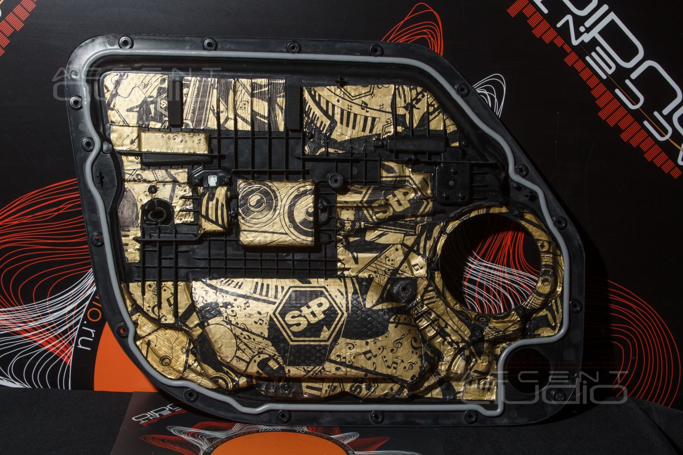 Аудиоподготовка оригинальных дверей Land Rover Defender и установка новых мидбасов SOAudio