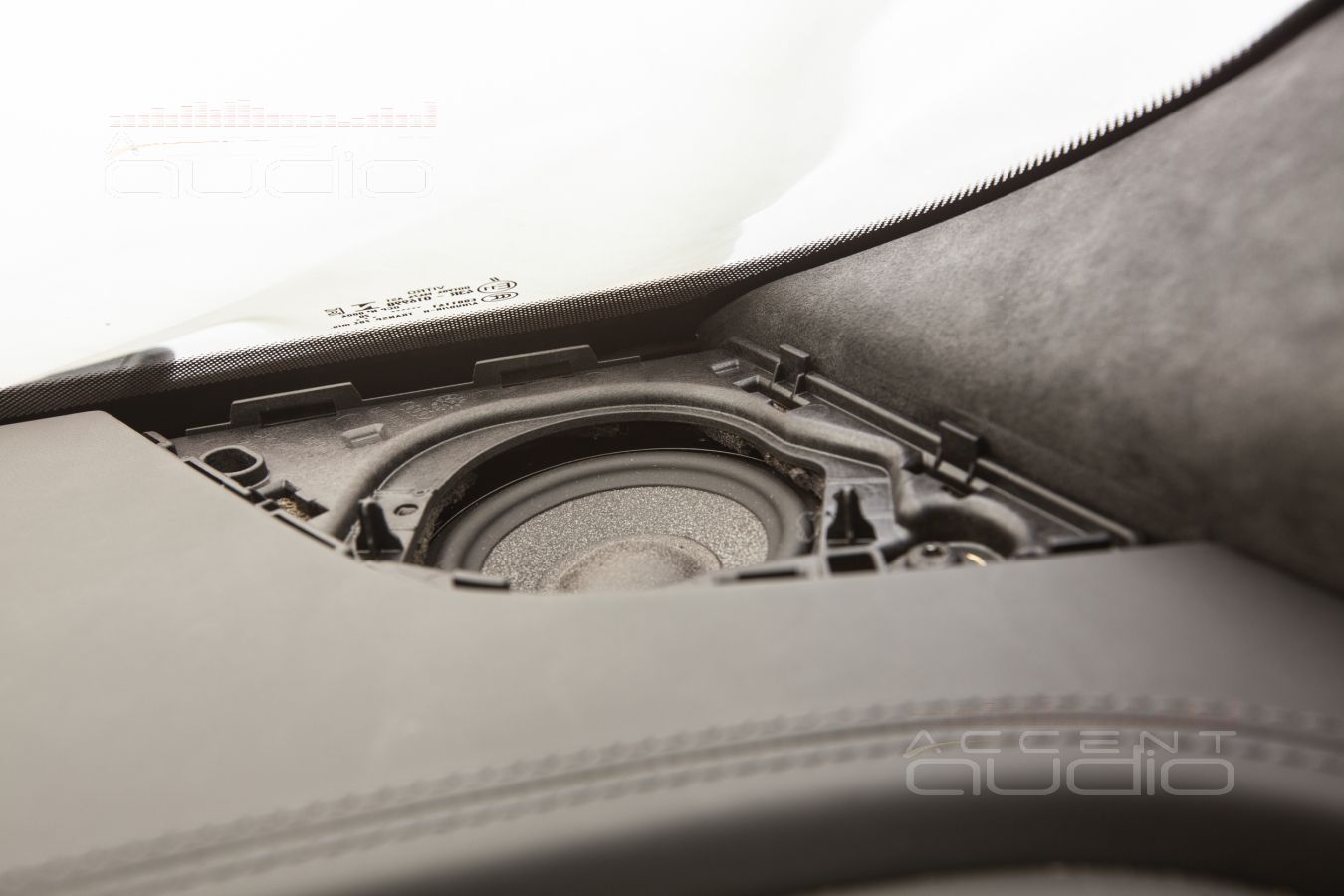 Установка новых среднечастотных динамиков в Audi Q8 – очень важно !