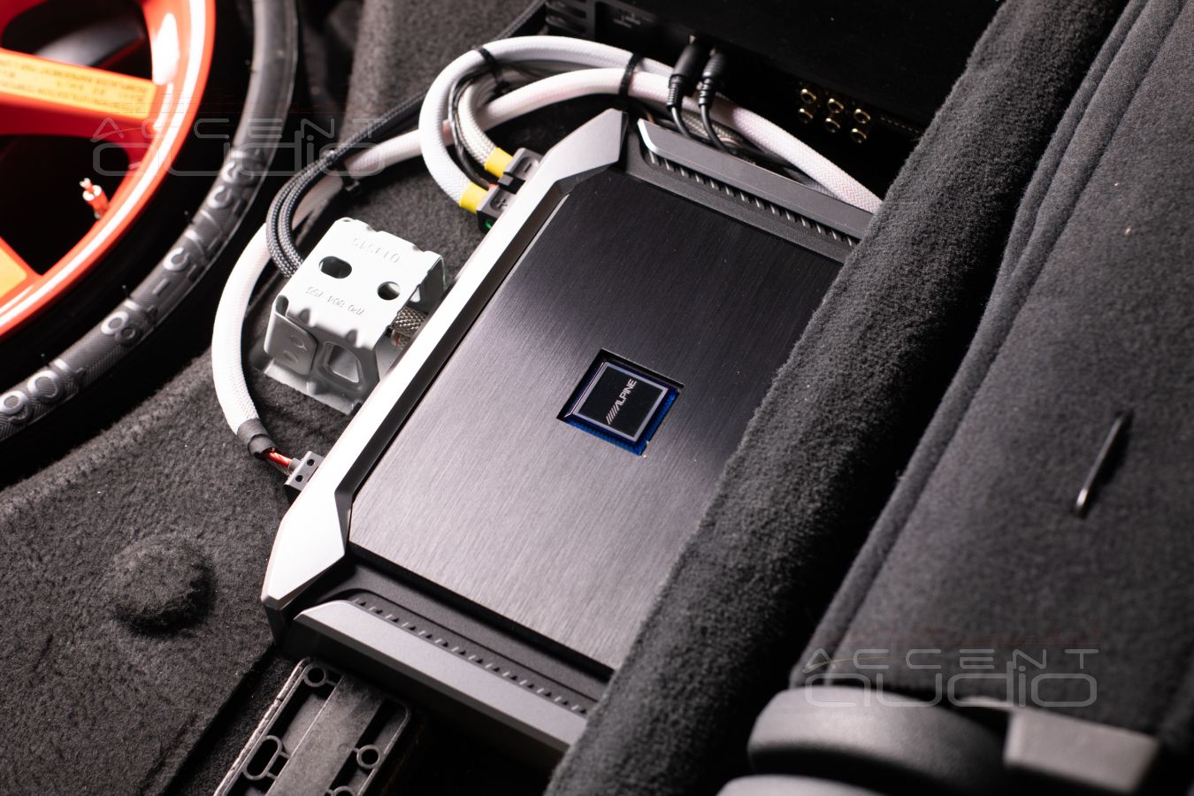 Установка усилителей Helix и Alpine в Porsche Cayenne