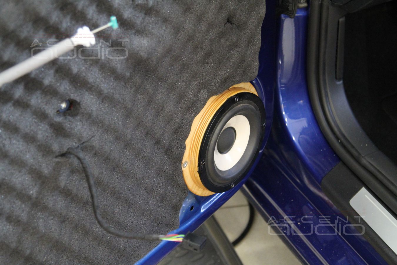 Установка акустики и шумоизоляция дверей Skoda Rapid