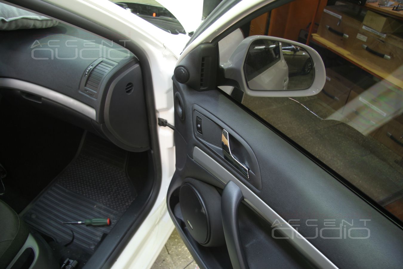 Установка твитеров (пищалок), изготовление подиумов