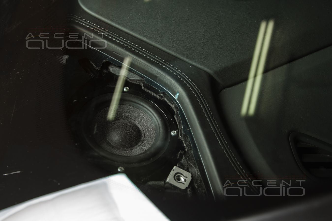 Скрытая интеграция среднечастотных динамиков Brax ML3 в Audi Q8