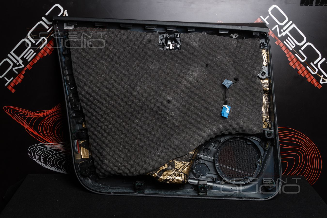 Шумоизоляция\Аудиоподготовка дверей и установка новой акустики SOAudio в Audi Q5