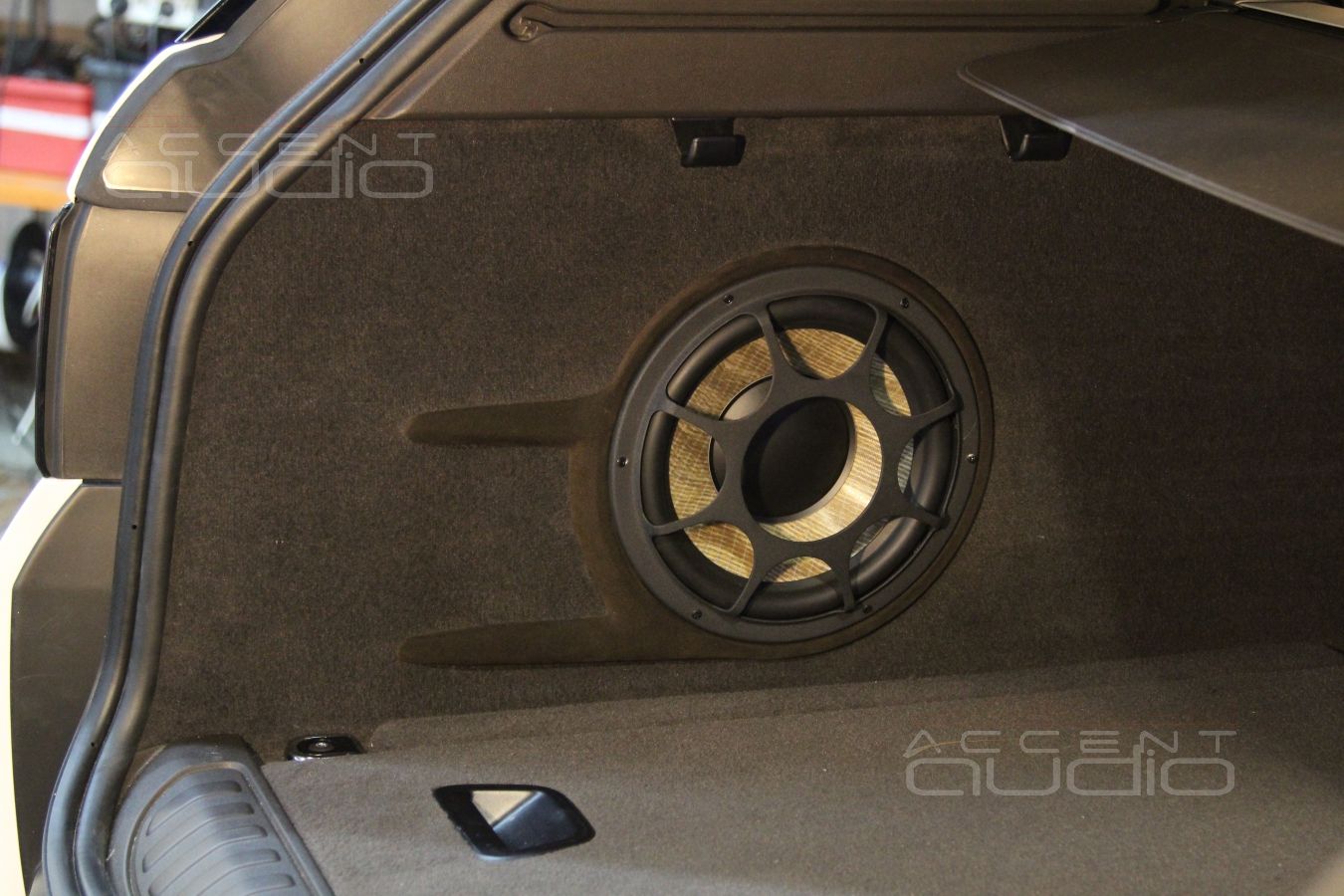 Сабвуфер Focal, встроенный в крыло Range Rover Sport