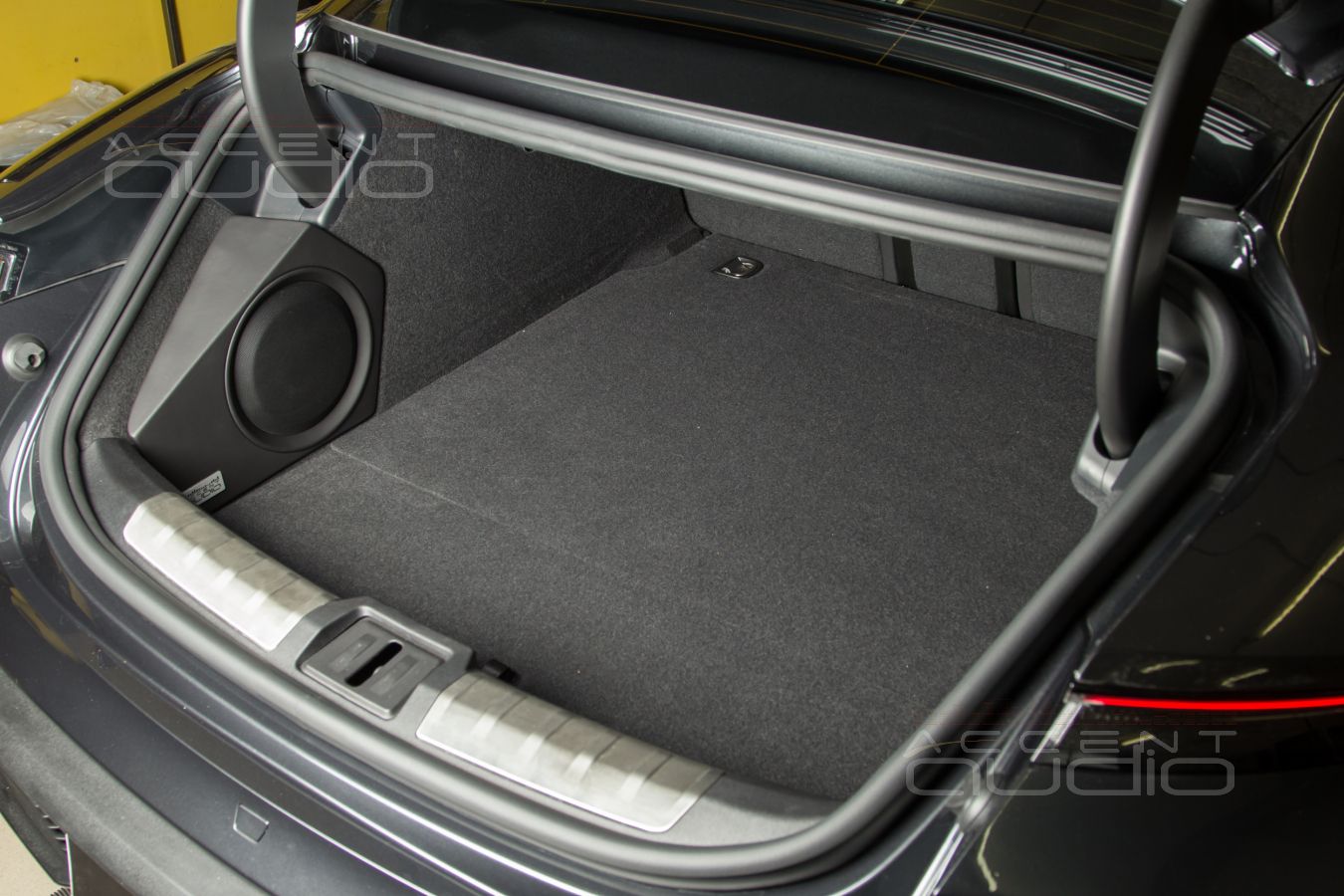 Встроенный сабвуфер-стелс для Porsche Taycan: возможно и очень эффективно !