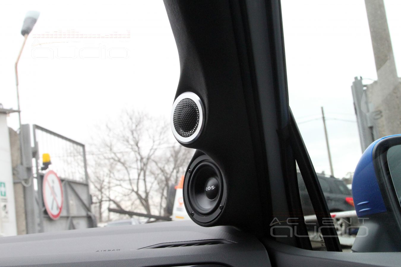 Установка СЧ и ВЧ динамиков – подиумы в стойках лобового стекла Volkswagen Tiguan 2