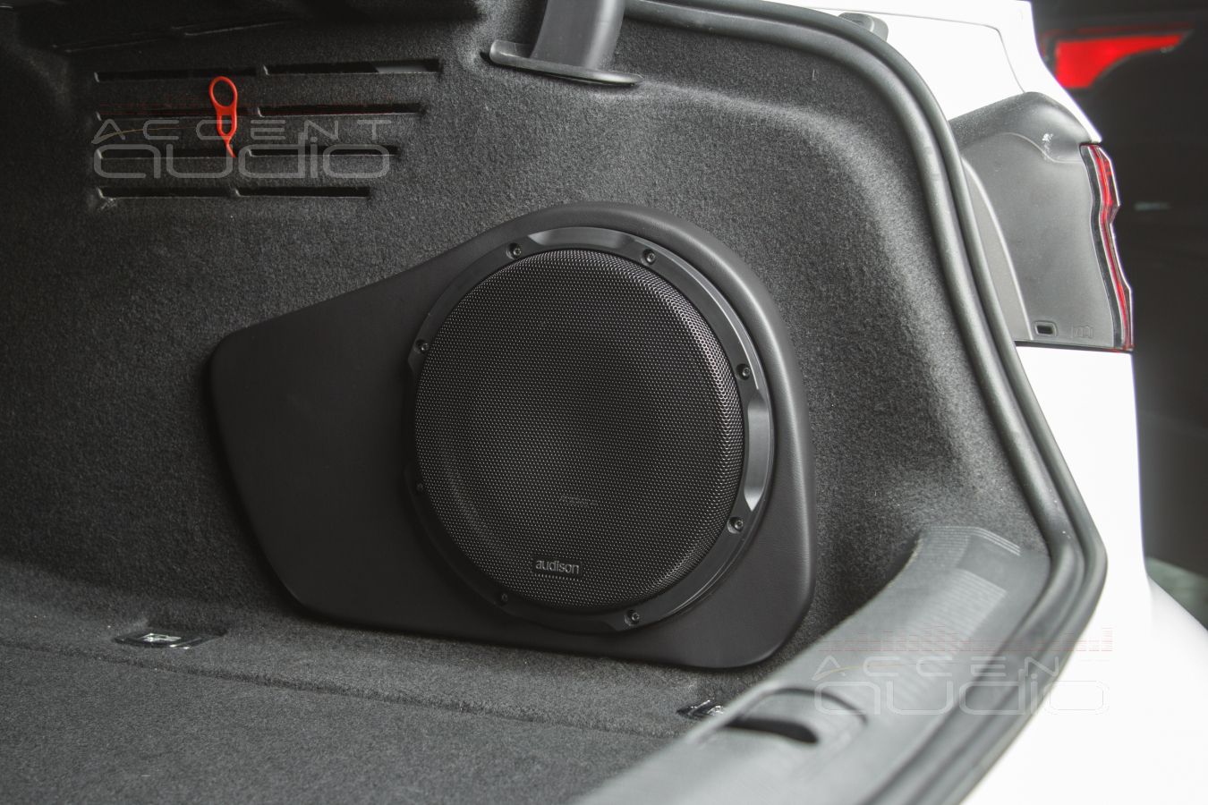 Исполнение встроенного сабвуфера для седана Audi A4