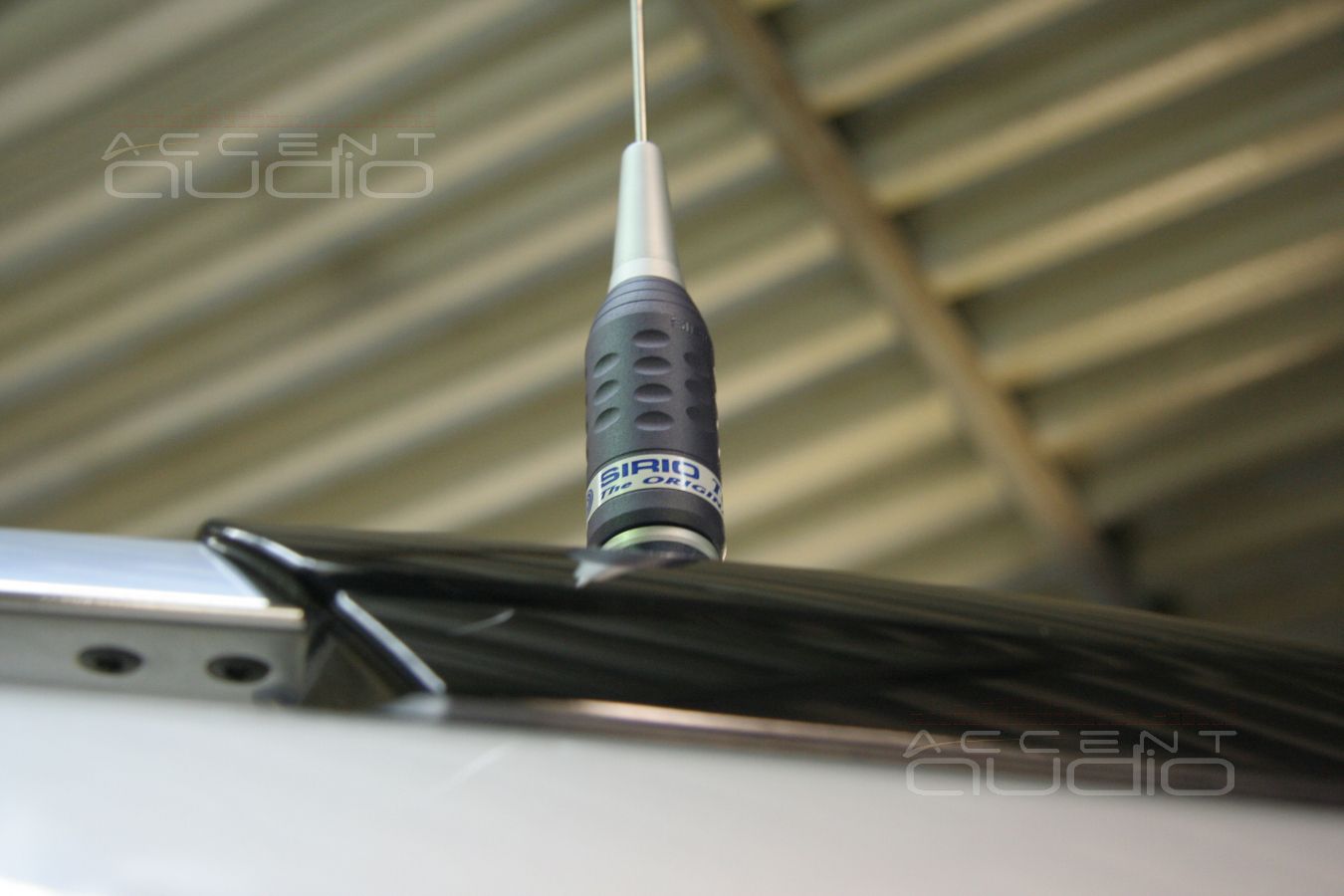 Бережно устанавливаем радиостанцию MegaJet MJ-555 в новый Toyota Highlander