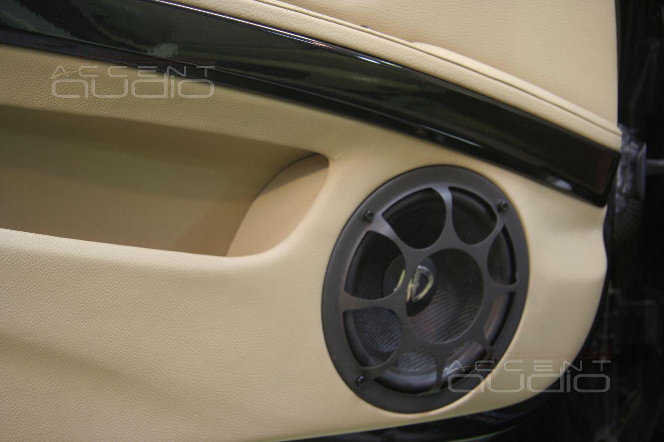 Новый дизайн обшивок и новый мидбас на новом месте