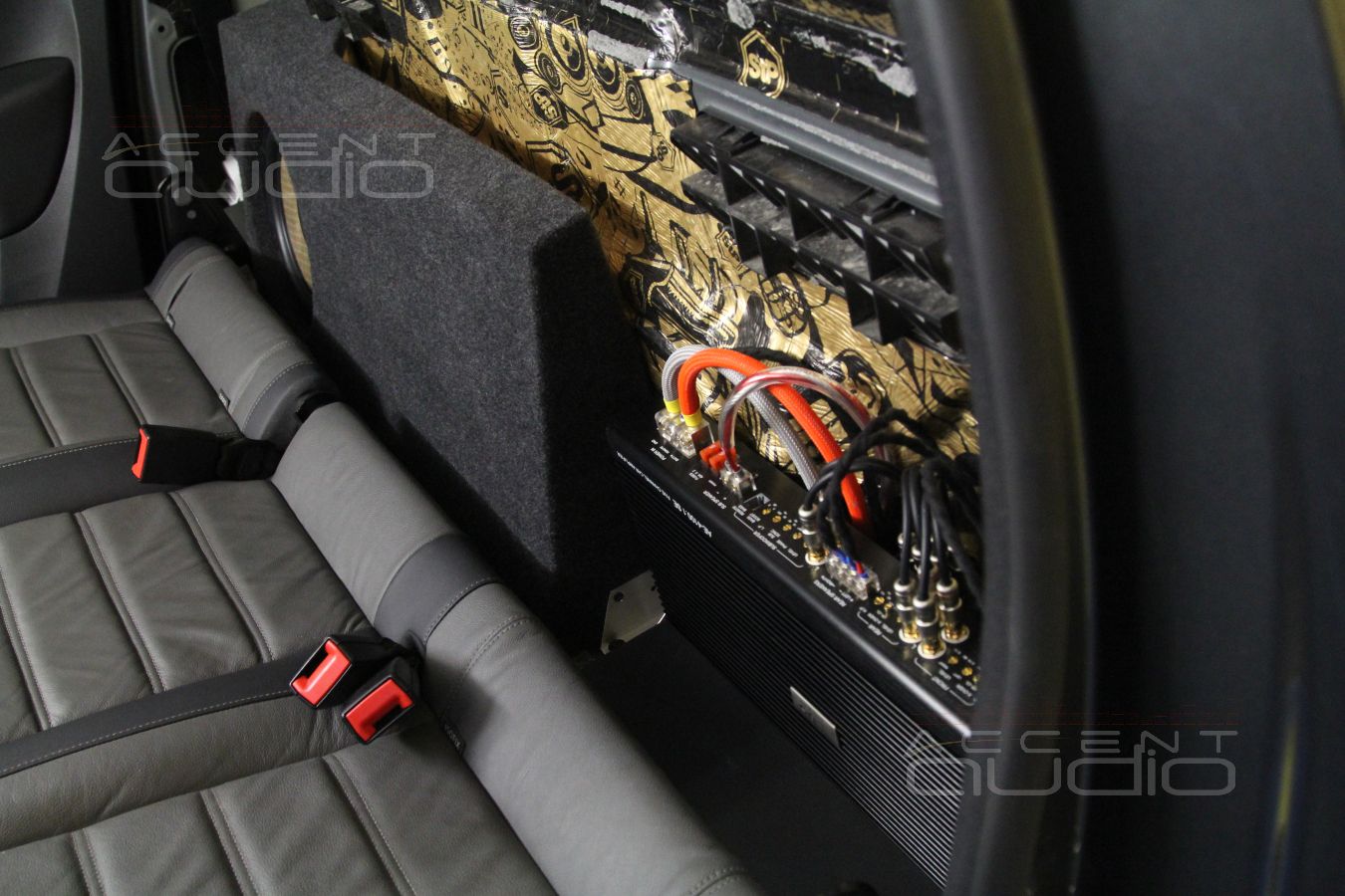 Установка пятиканального усилителя E.O.S AE-4100.1 SE в Volkswagen Amarok