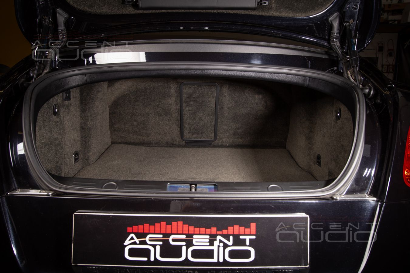 Куда установить сабвуфер в кузове Bentley Continental GT ? Никуда !