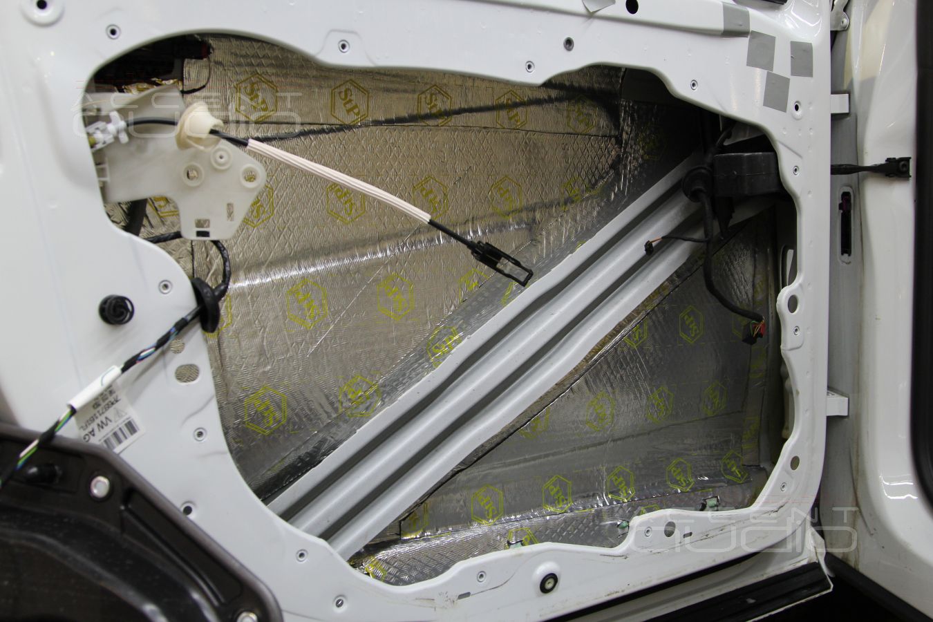 Шумоизоляция дверей и установка мидбасов в Volkswagen Touareg 2014