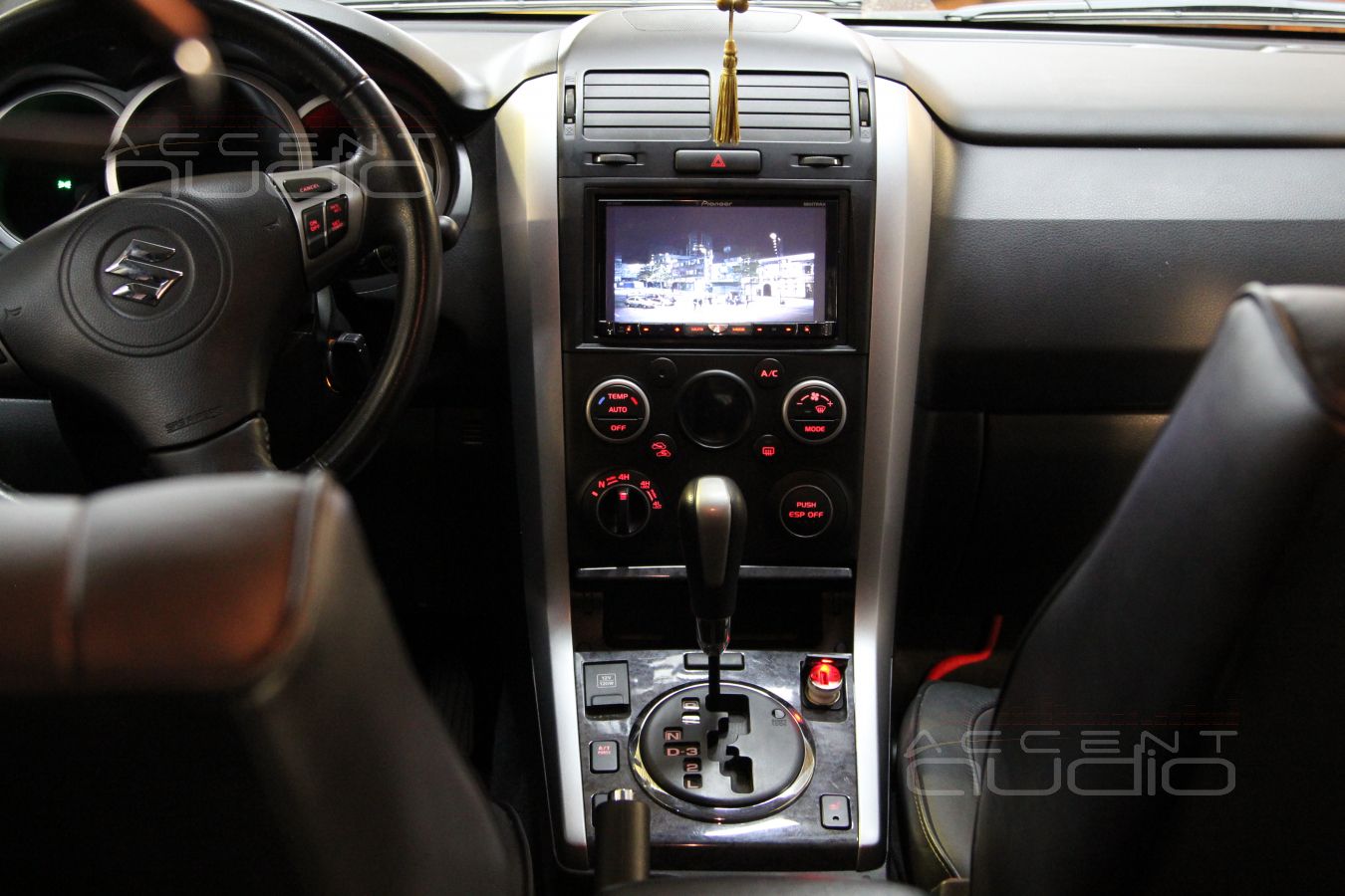 Магнитола Pioneer AVH-X8500BT в Suzuki Grand Vitara