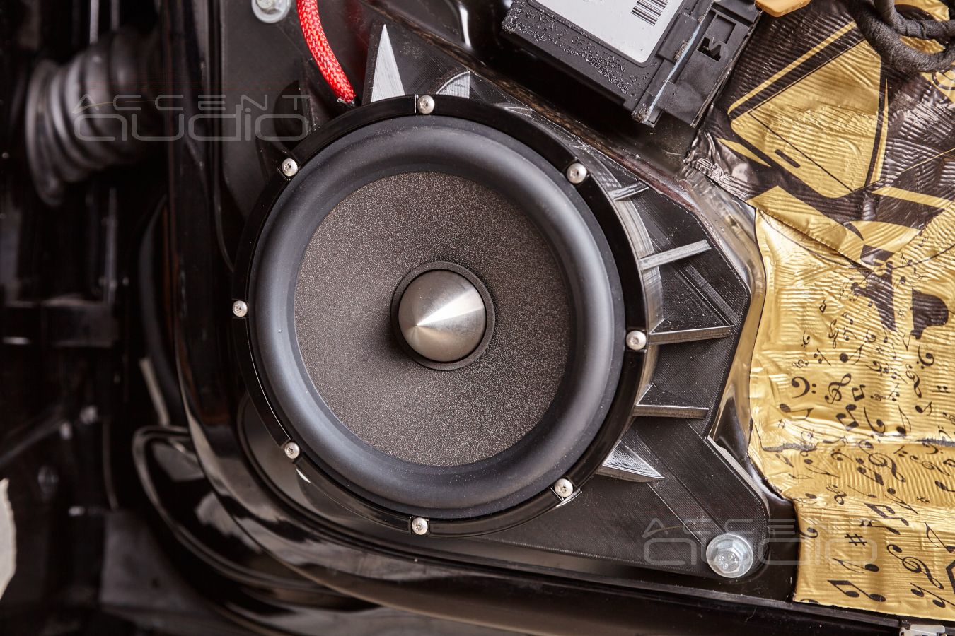 Новая акустика Brax ML6P в дверях Bentley Continental GT.