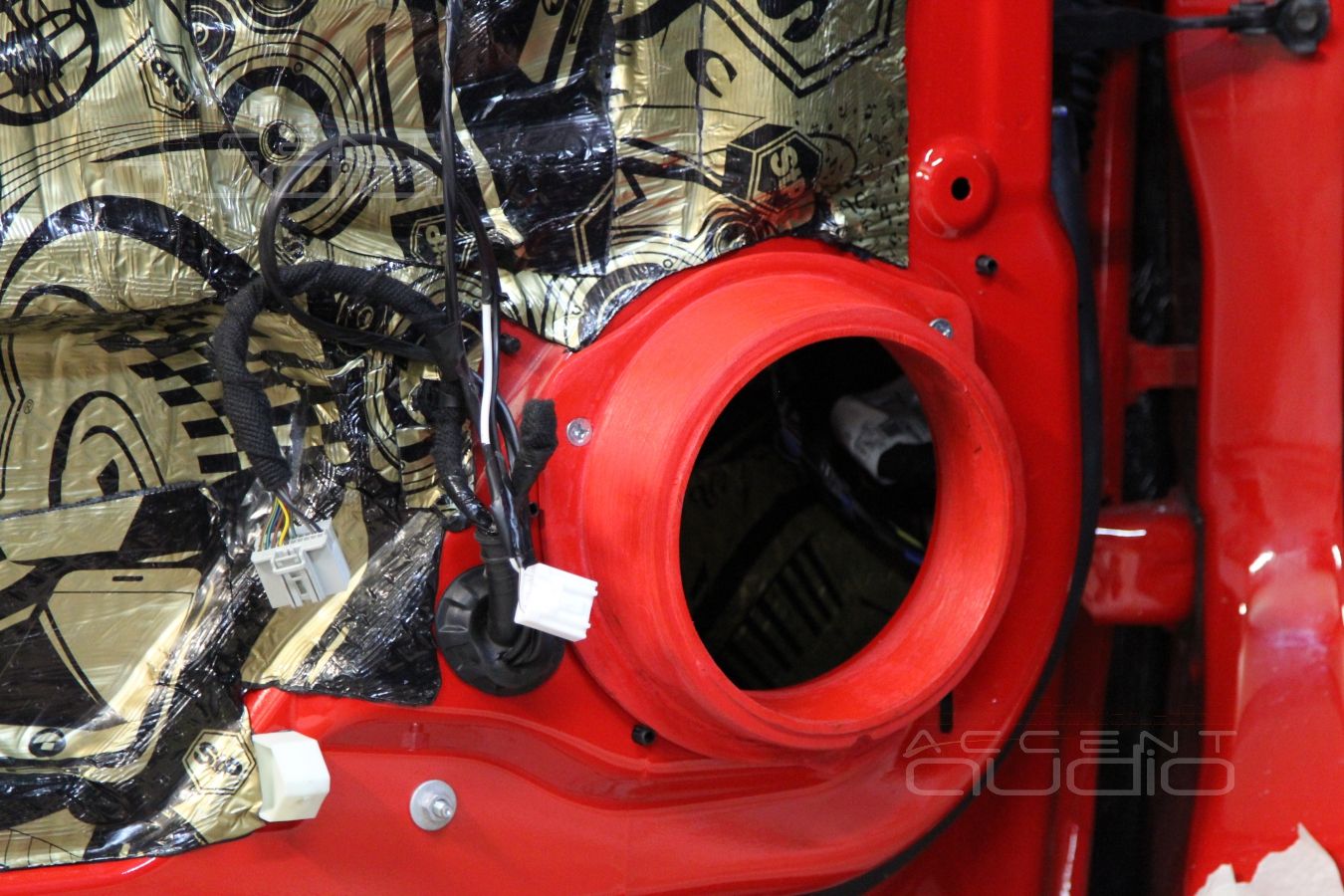 Процесс установки новой акустической системы Ford Mustang