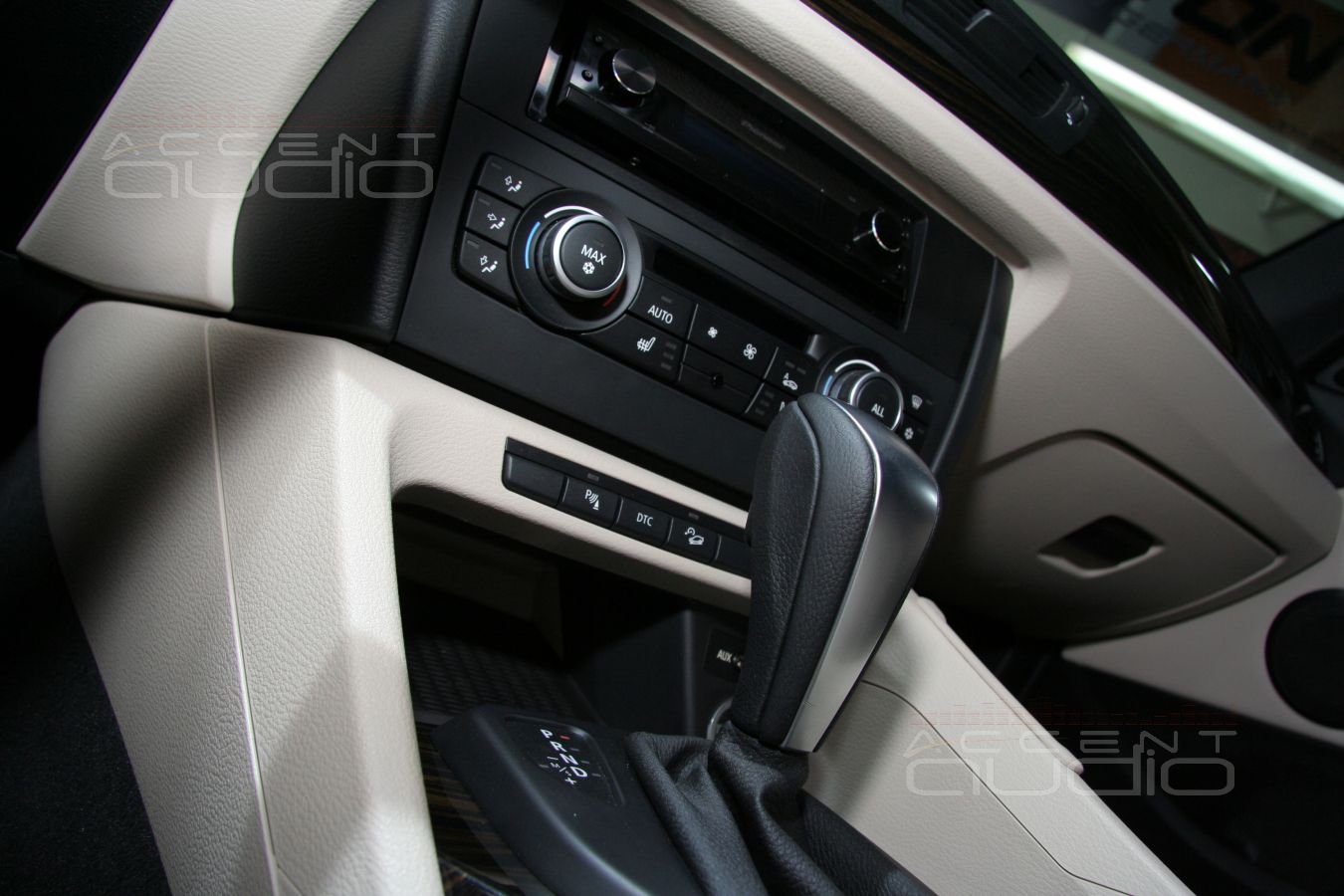 Новая магнитола Pioneer DEX-P99RS в BMW X1 штатно