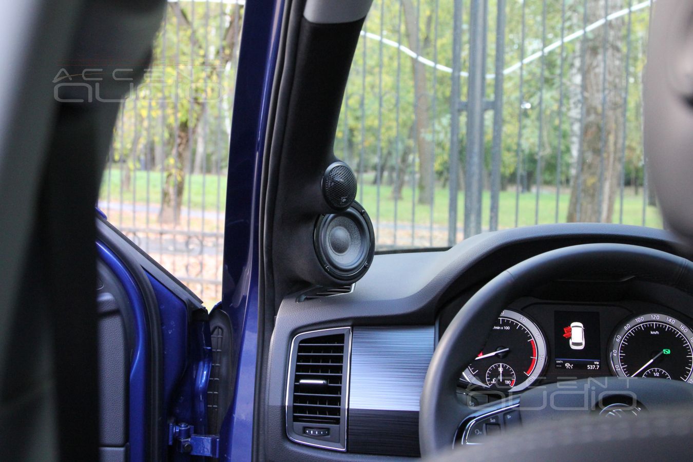 Сразу – главное: подиумы для твитеров Rainbow и среднечастотных излучателей Brax для Skoda Kodiaq